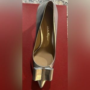 Ferragamo - Silver Pointed-Toe
Pumps w/ Bows Sz 8.5
